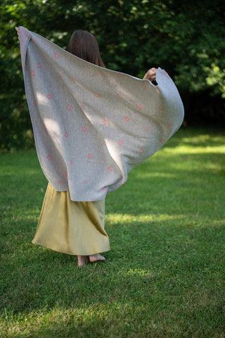 Worth Keeping koc merino dla niemowlaka 100 × 120 cm – Kwiaty różowe