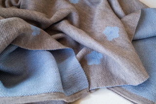 Worth Keeping koc merino dla niemowlaka - Kwiaty niebieskie